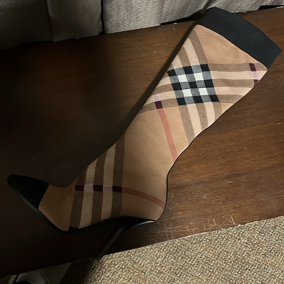 Authentic Burberry Boots size 38 equivalent to an women 8 - Picture 2 of 5